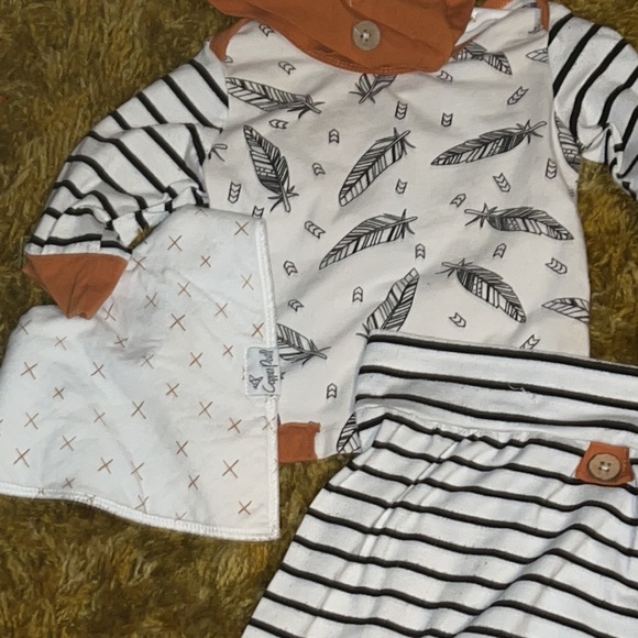 Cute baby 0-3 months outfit! Bib, hat, pants, and shirt! Very soft material! - Picture 4 of 4